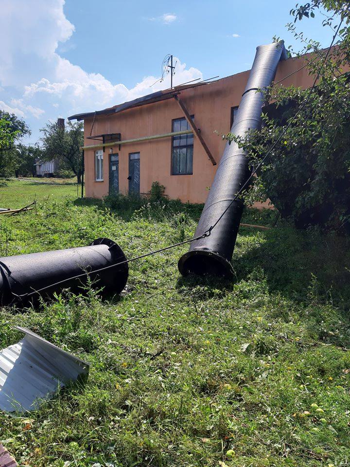 На Городенківщині вітер повалив 30-метрову димохідну трубу і зруйнував дах котельні (ФОТО)