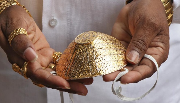 Коронамода: індійський бізнесмен придбав маску із золота