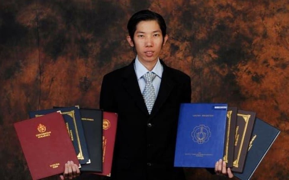 “Університет для мене хобі”: індонезієць за 20 років отримав 32 дипломи