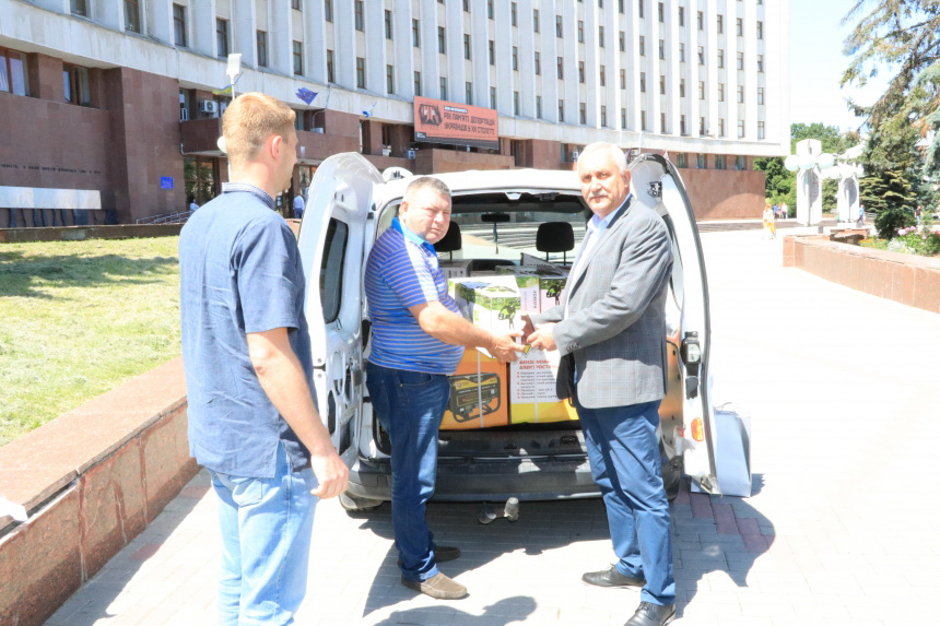 На Дніпровщині зібрали й передали допомогу постраждалому від негоди Прикарпаттю (ФОТО)