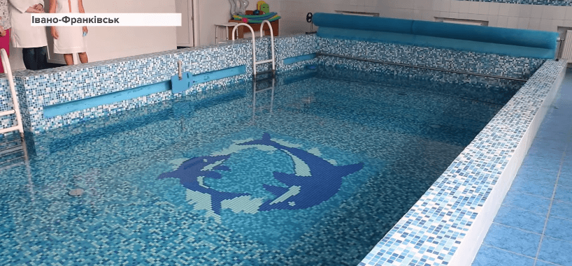 В Івано-Франківській дитячій лікарні відновлюють заняття з лікувального плавання (ВІДЕО)