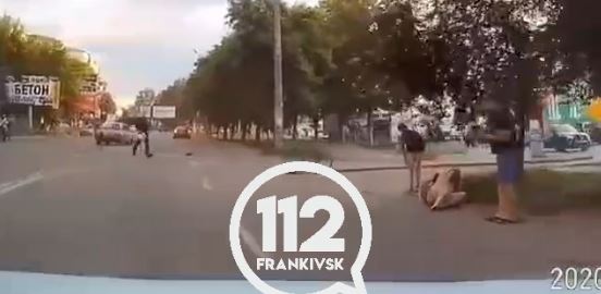 На Мазепи нетверезий водій збив велосипедистку та розбив чуже авто: відео потрапило на реєтратор