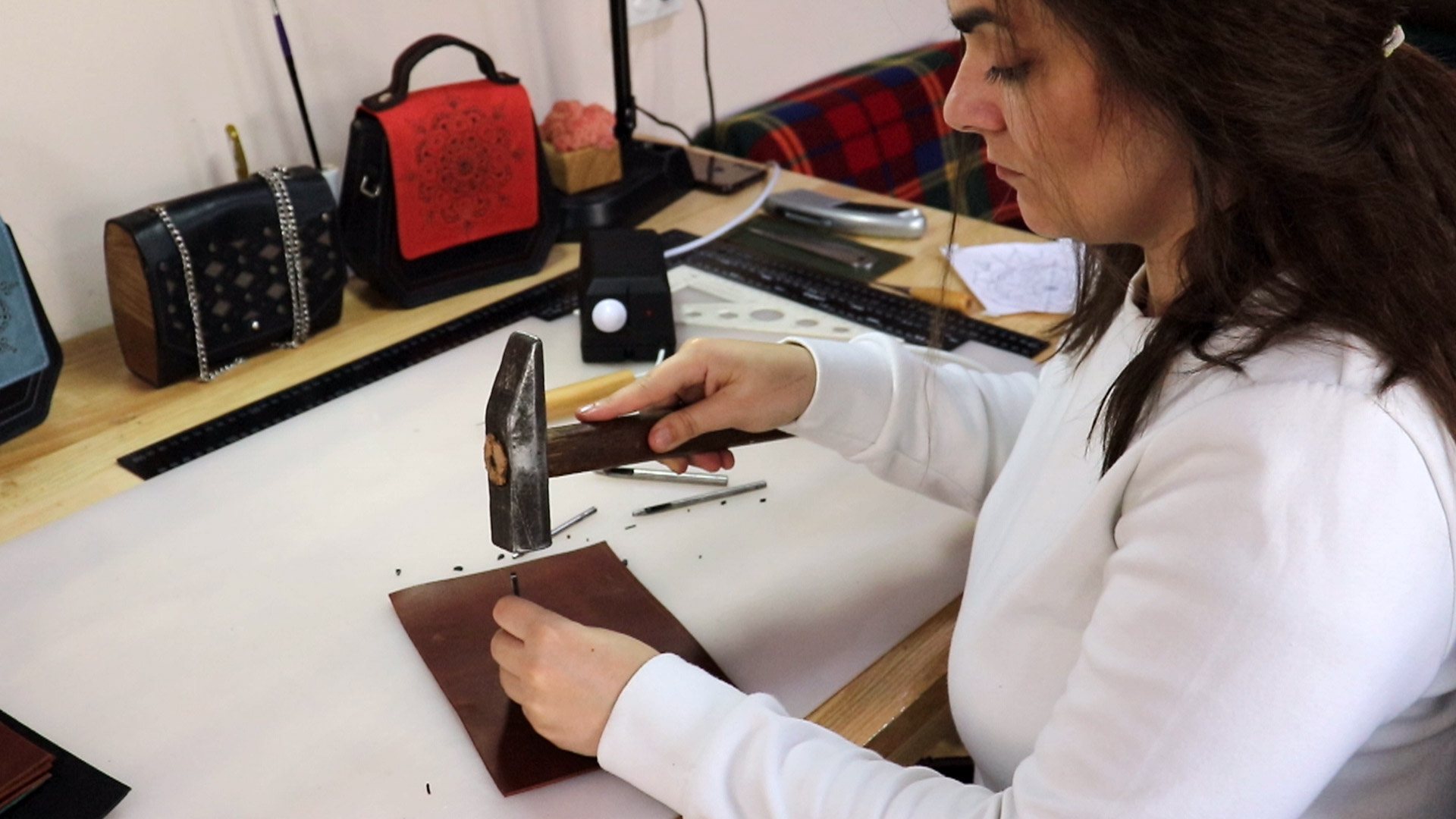Дизайнерка з Косова представила колекцію шкіряного одягу з гуцульськими мотивами (ВІДЕО)