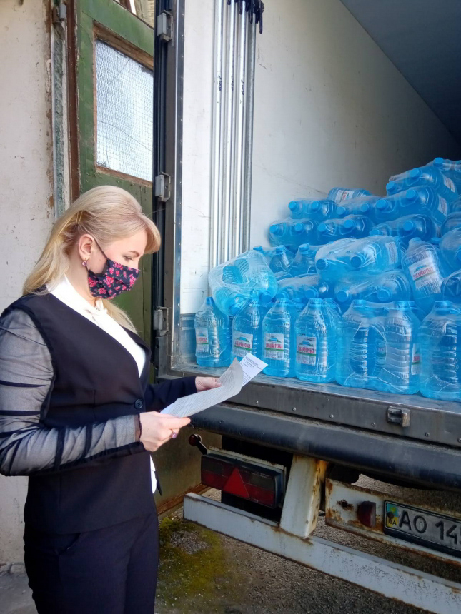 Вода та продукти: Прикарпаття отримало 56 тонн допомоги від Закарпаття (ФОТО)