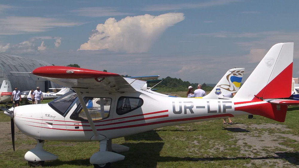 У Коломию на фестиваль злетілися десятки пілотів легкомоторних літаків (ВІДЕО)
