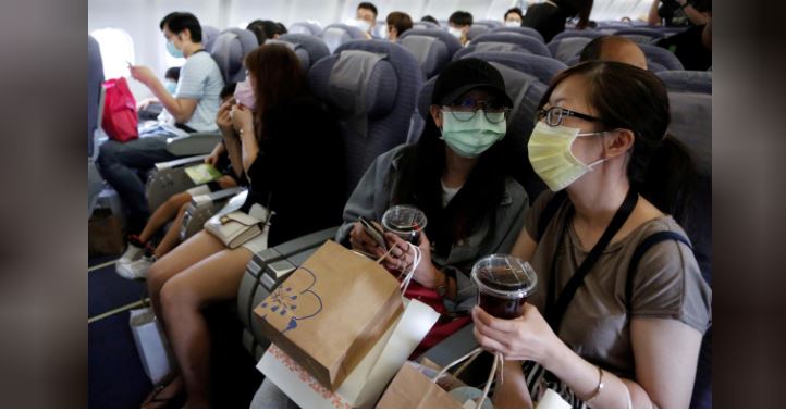 У Тайвані запустили фейкові польоти: люди сідають у літак, який нікуди не летить (ВІДЕО)