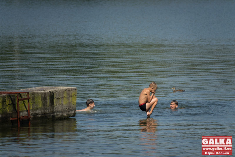 За день франківські рятувальники не пустили купатися в озері понад 20 дітей і підлітків