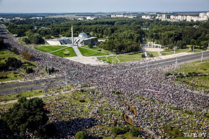 С Днищем!: понад 200 тисяч людей у Мінську вийшли “привітати” Лукашенка з Днем народження (ФОТО, ВІДЕО)