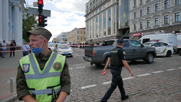 Чоловік захопив приміщення банку в центрі Києва і погрожує підірвати бізнес-центр (ОНОВЛЮЄТЬСЯ)