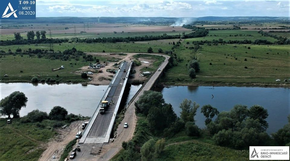 На мості поблизу Сівки Войнилівської дорожники постелили асфальт (ФОТО)