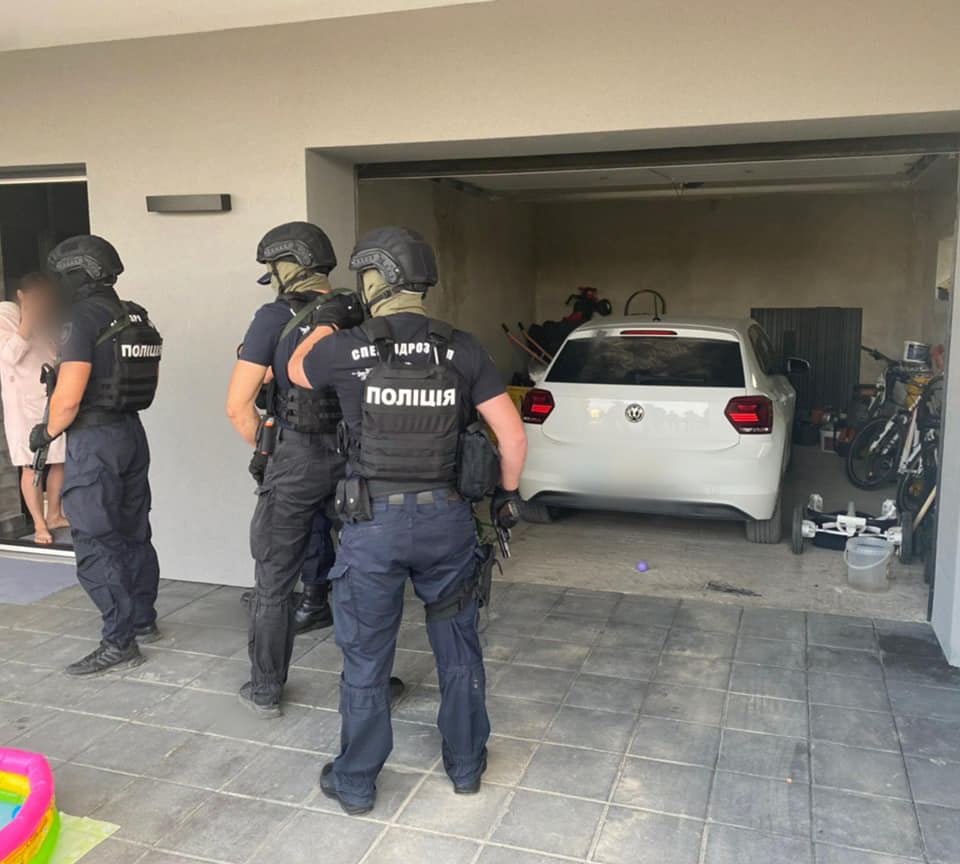 На Прикарпатті поліцейські  розшукали зловмисників, які викрали з легковика понад 200 тисяч гривень