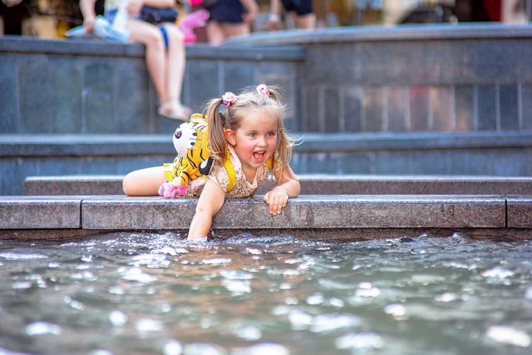 Як франківці освіжаються біля фонтану в центрі (ФОТО)