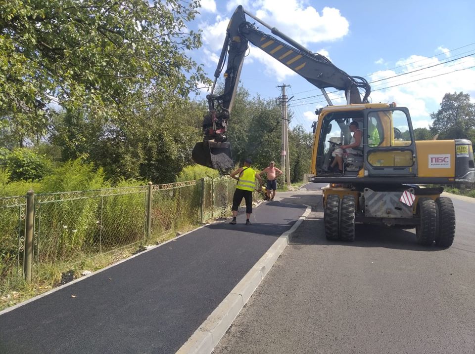 Завершують ремонт дороги та тротуарів до Ясної гори в Гошеві (ФОТО)