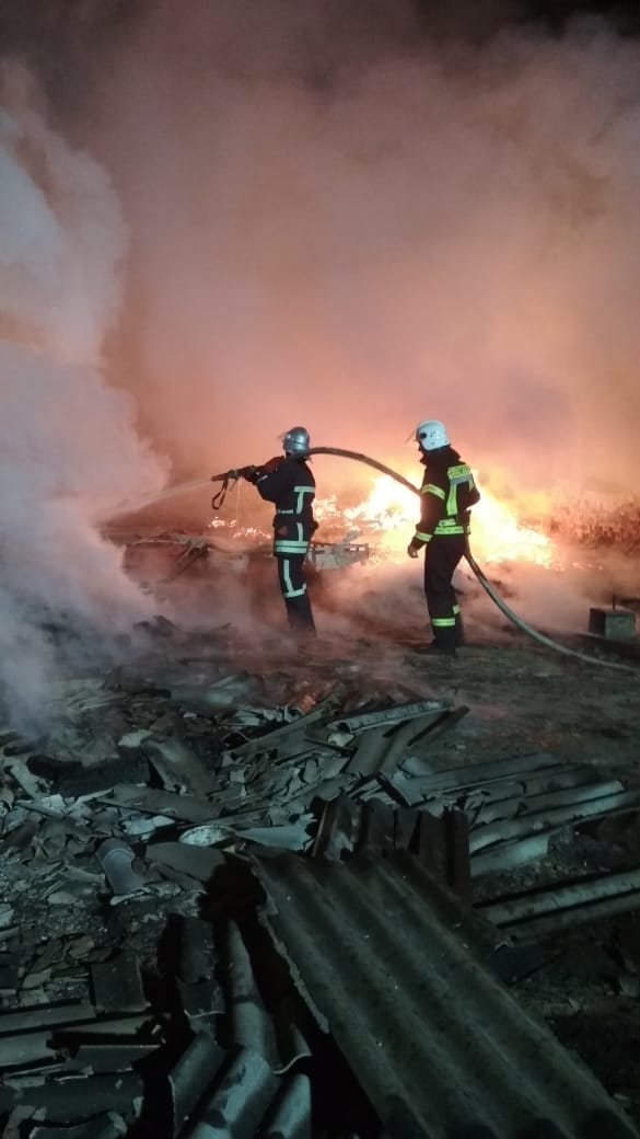 Великий деревообробний цех згорів цієї ночі на Богородчанщині (ФОТО)