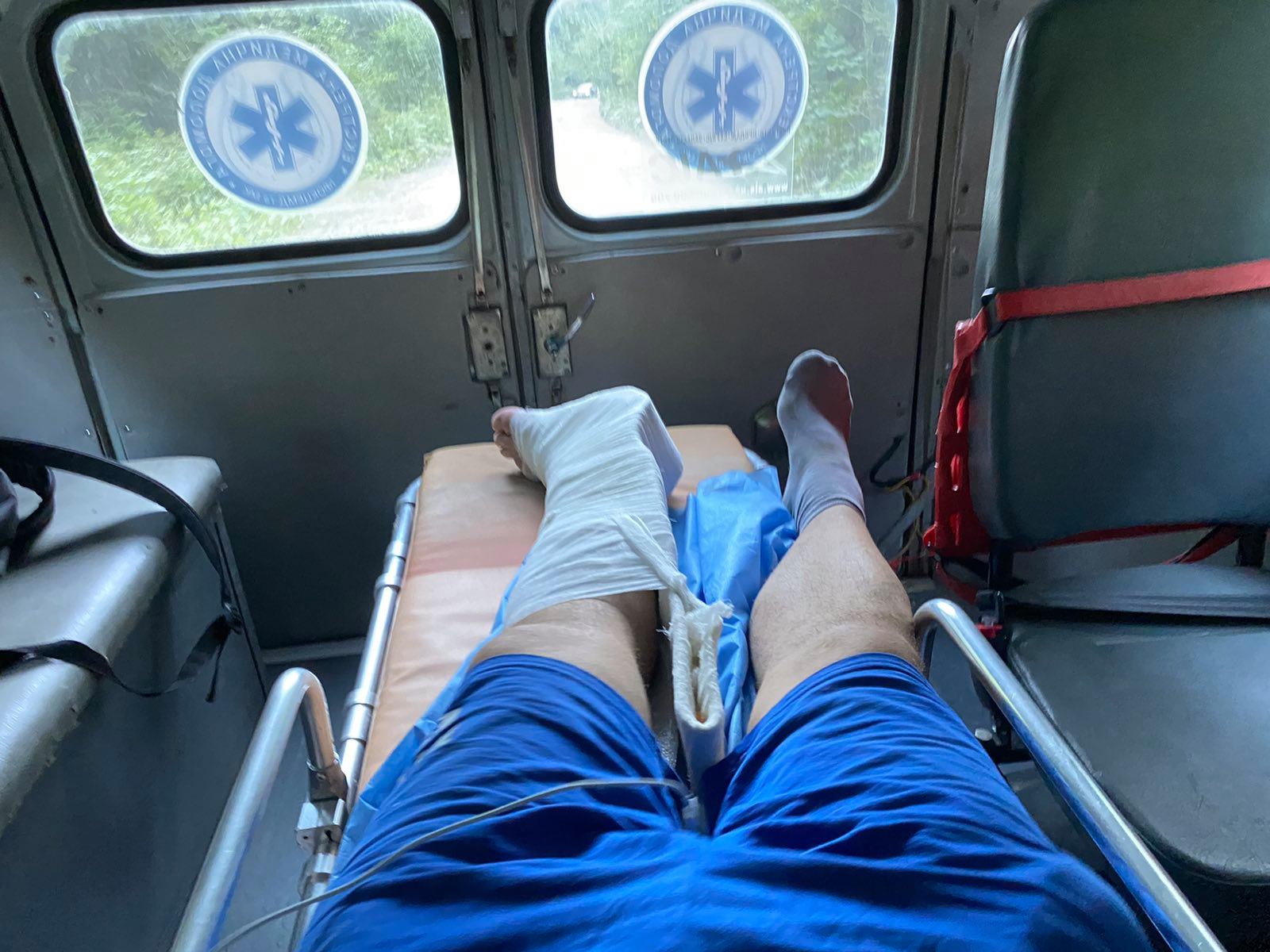Депутат від “Слуги народу” зламав ногу під час спуску з Говерли (ФОТО)