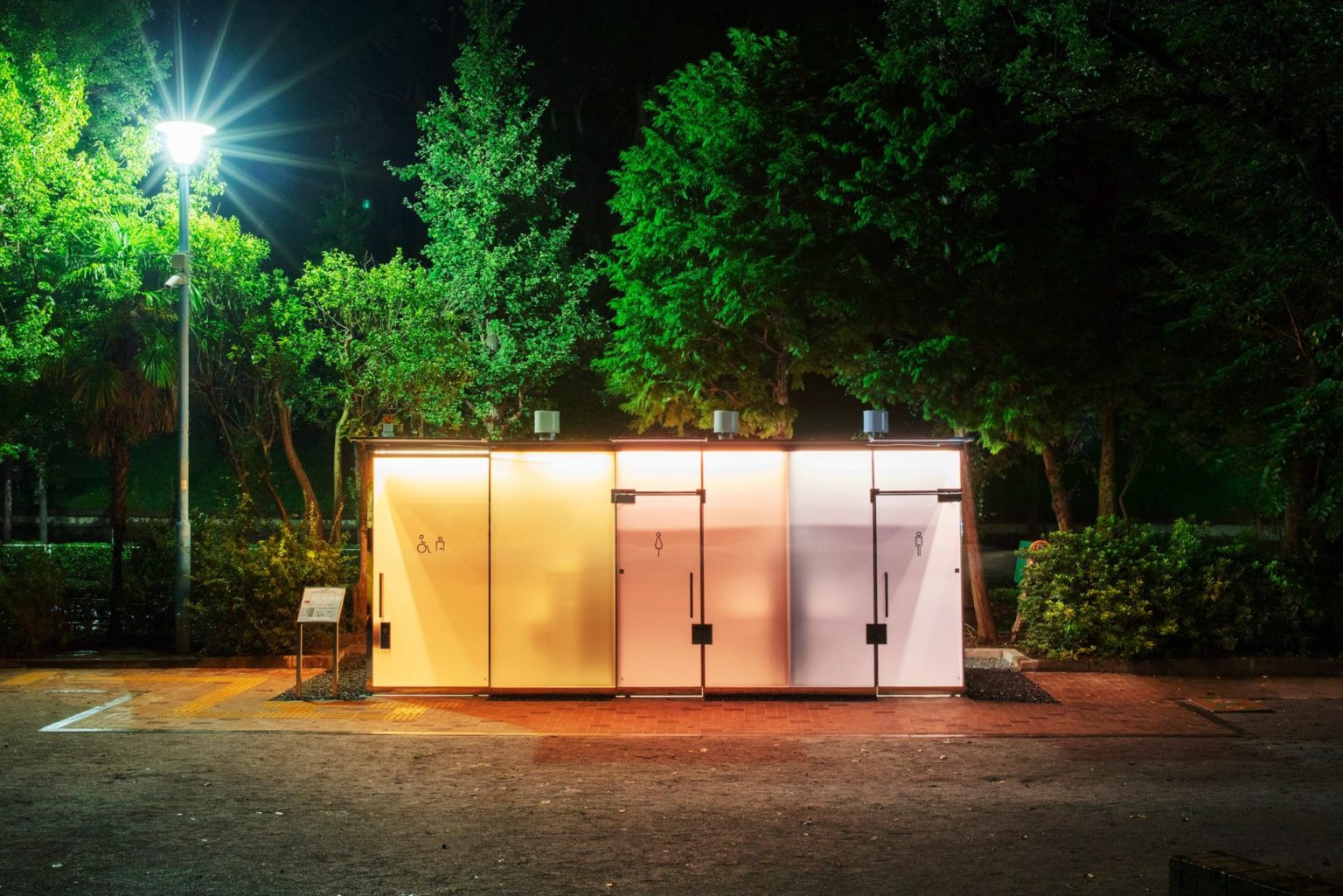 У Токіо встановили прозорі громадські туалети (ФОТО)