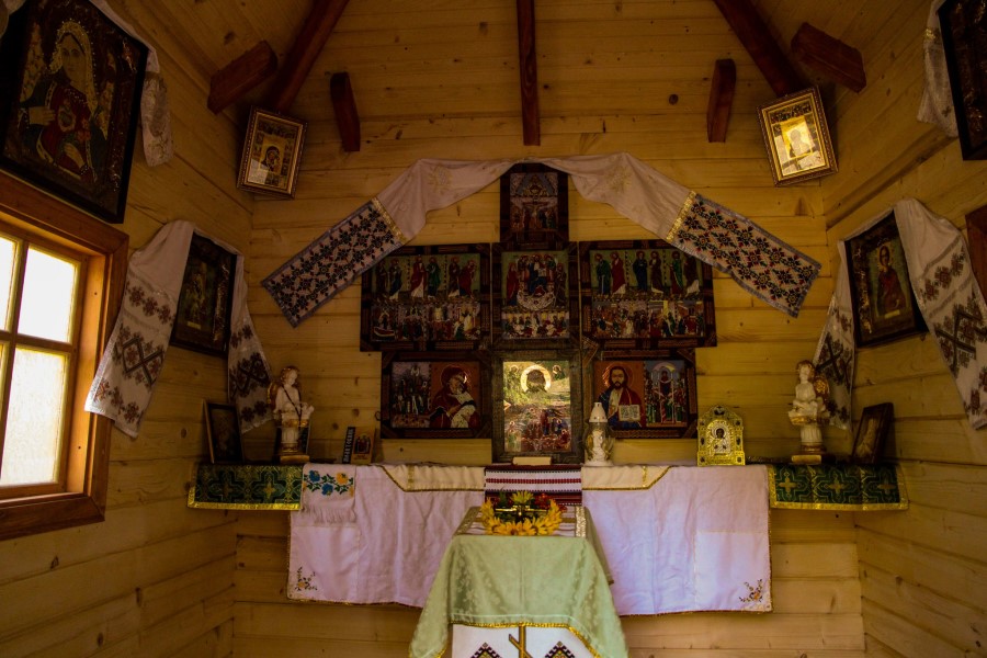 Прикарпатські волонтери збудували на Луганщині ще одну капличку з гуцульськими іконами (ФОТО)
