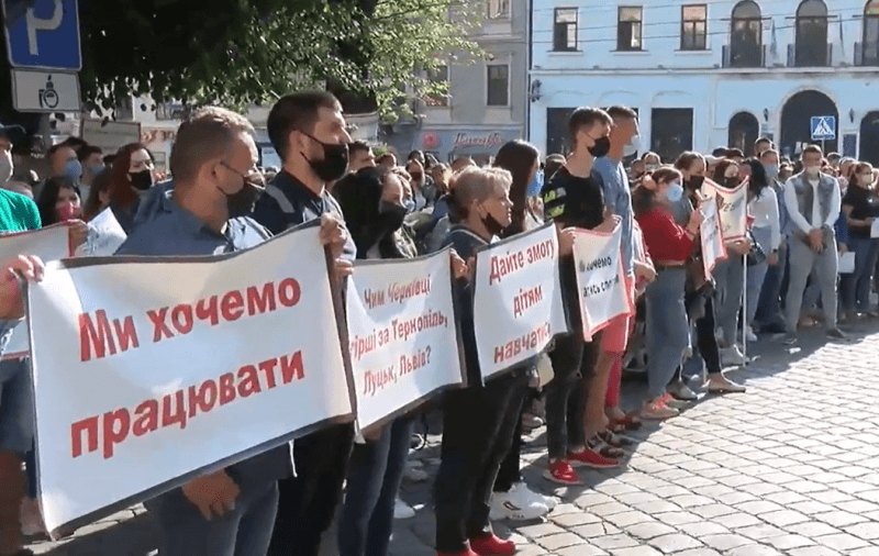 У Чернівцях протестують проти підсилення карантину. Міськрада протест підтримала