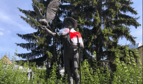 Пам’ятник пластунам у Франківську одягнули у прапор Білорусі (ФОТО)