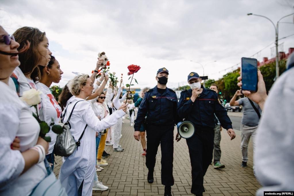 В Білорусі протестувальники стають в “ланцюги солідарності”, ведучі новин звільняються, а колишні омонівці викидають форму у смітник