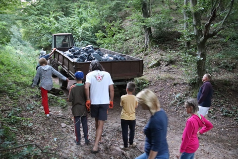 Екоактивісти зібрали півтори тонни сміття на березі Дністра (ФОТО)