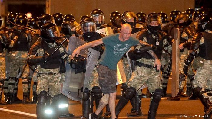 У четверту ніч протестів у Білорусі затримали 700 людей