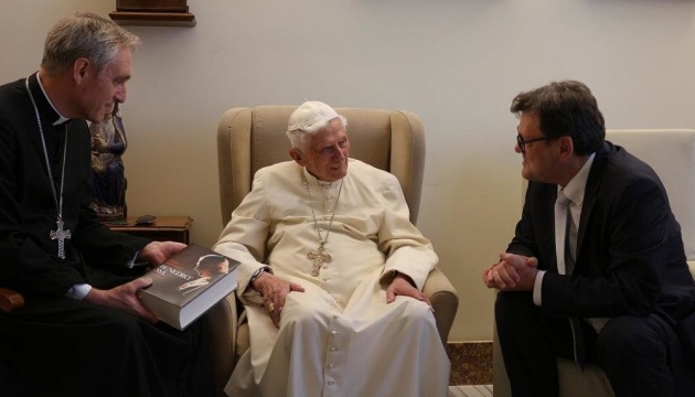 Колишній Папа Римський Бенедикт XVI тяжко захворів