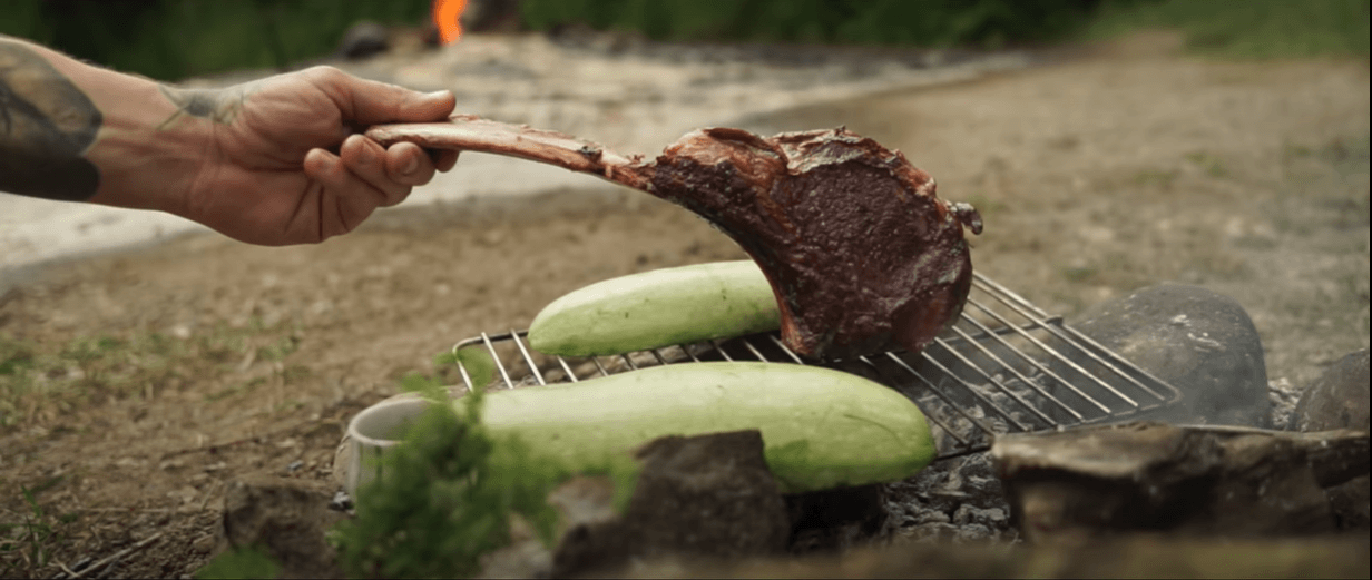 Фіналіст останнього сезону “МастерШеф професіонали” готує стейк на вогні з вулкана у Старуні (ВІДЕО)