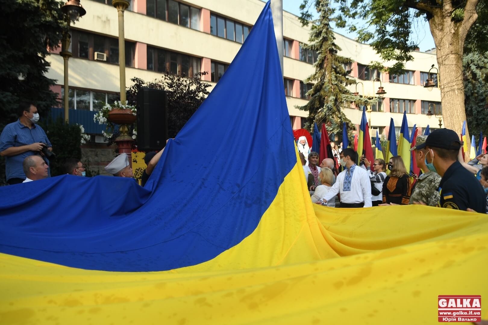 Над Івано-Франківськом урочисто підняли Державний прапор (ФОТО)