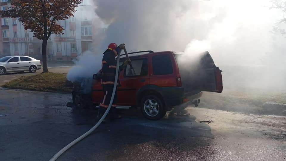 У Долині на дорозі загорівся автомобіль (ФОТО)