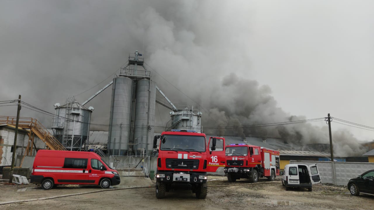 У Галицькому районі 52 рятувальників гасять масштабну пожежу свинокомплексу (ФОТО)