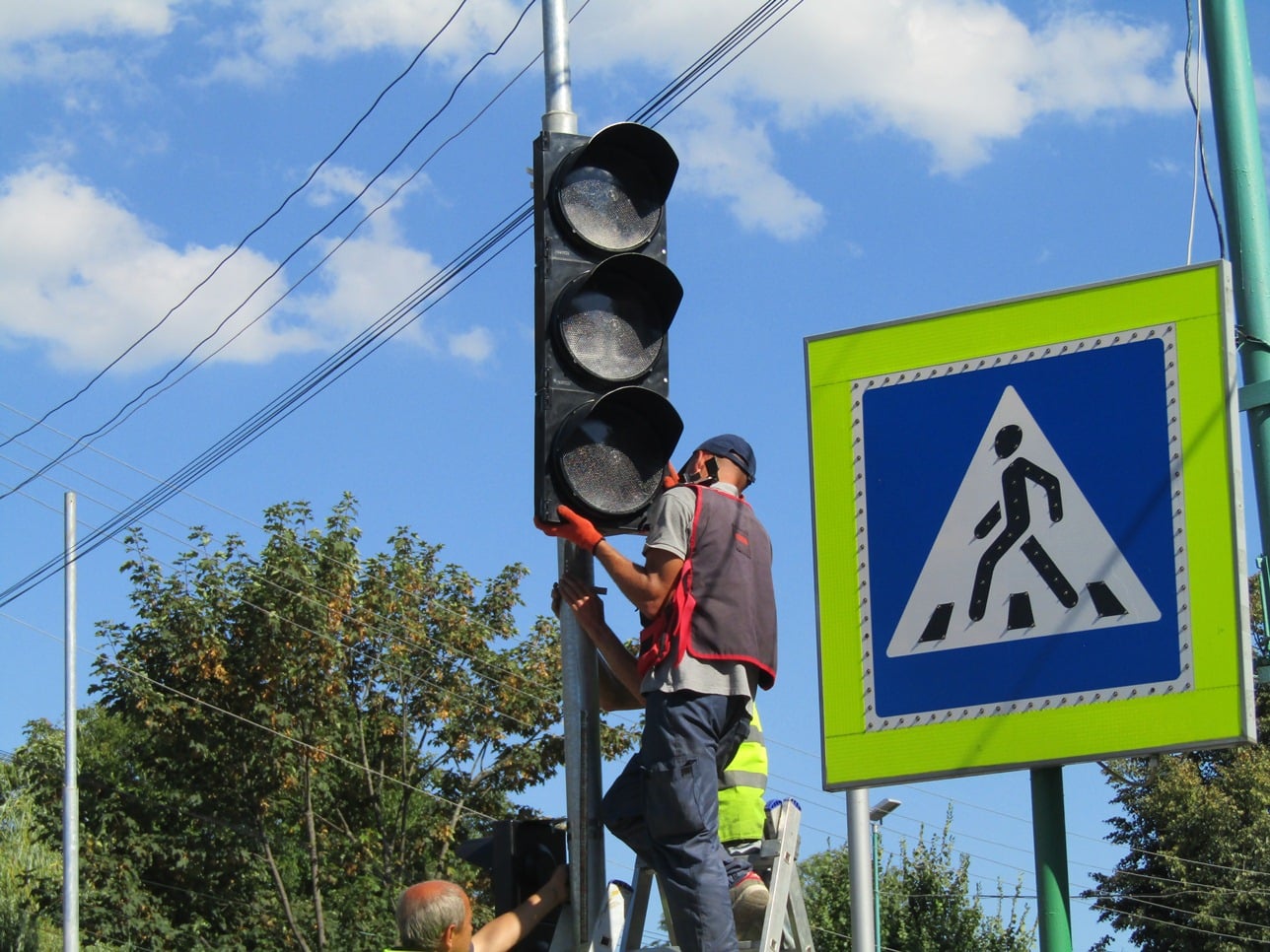 У Надвірній встановили нові світлофори, а біля майдану Шевченка – будують кільце (ФОТО)