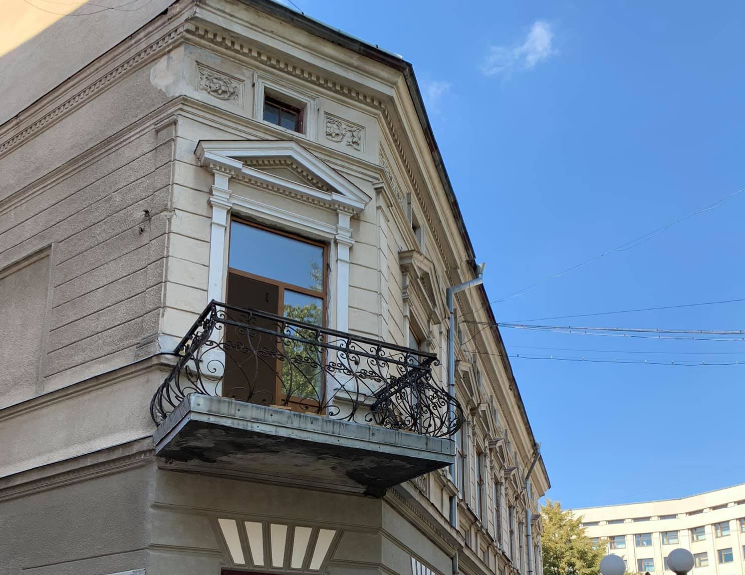 Кандидат в депутати пропіарився на ремонті балкону власного будинку