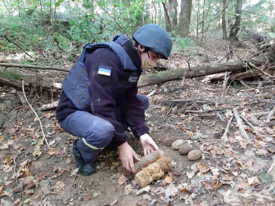 Застарілі артснаряди та гранати: прикарпатські піротехніки продовжують знищувати давні боєприпаси (ФОТО)