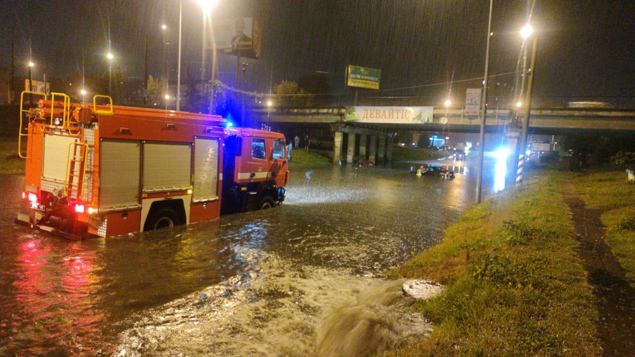 За ніч рятувальники витягнули з води у Франківську сім машин, 10 людей врятували
