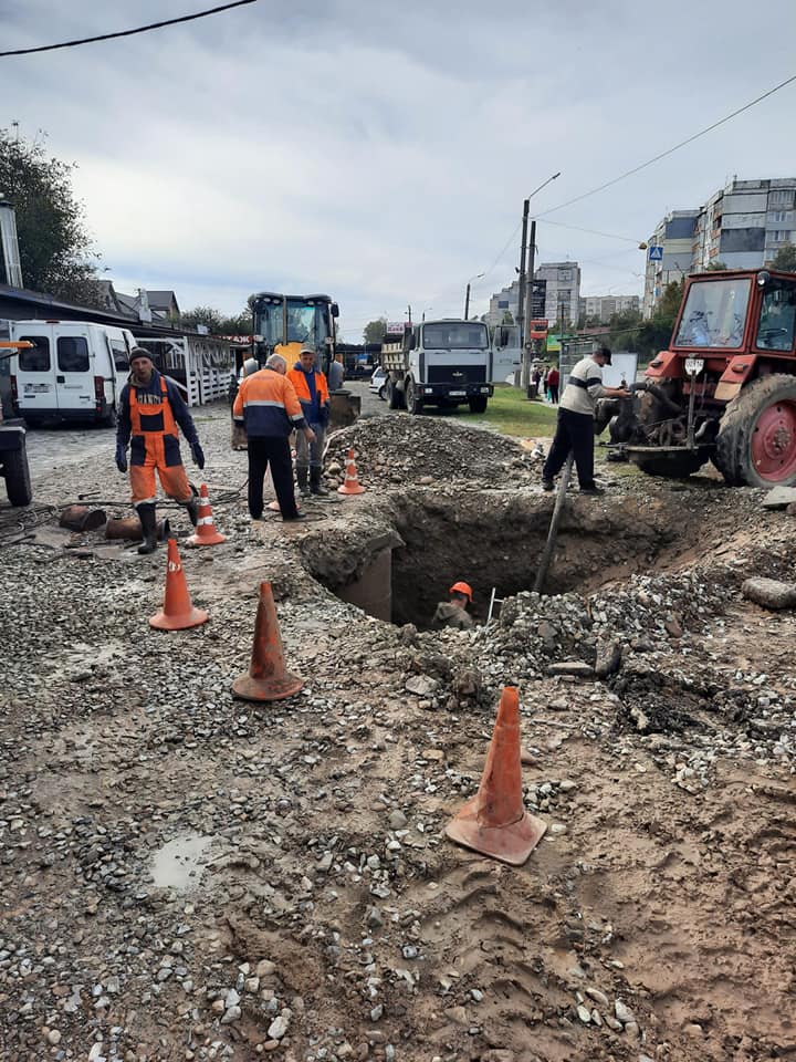 Сотні квартир залишилися без води через аварію мережі на Івасюка (ФОТО)