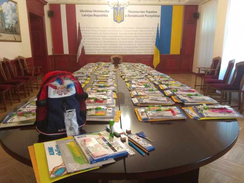 Посольство України в Латвії передало портфелі франківським школярам (ФОТО)