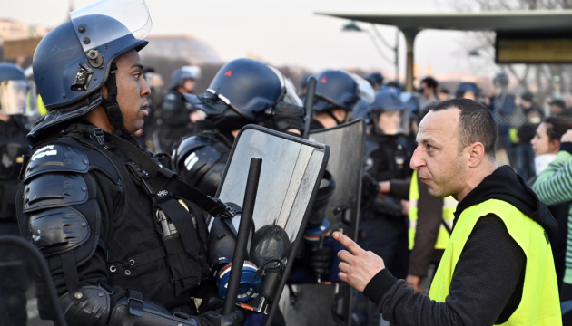 Поліція Парижа затримала понад 250 “жовтих жилетів”