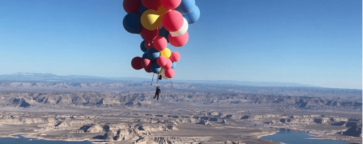 Американський ілюзіоніст піднявся над пустелею Аризони на повітряних кулях (ВІДЕО)