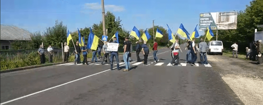 У Городенці люди з прапорами перекрили дорогу на Франківськ: вимагають ремонту автошляхів (ФОТО, ОНОВЛЕНО)