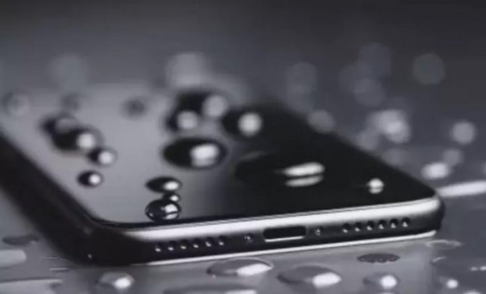 Apple навчила iPhone відштовхувати воду