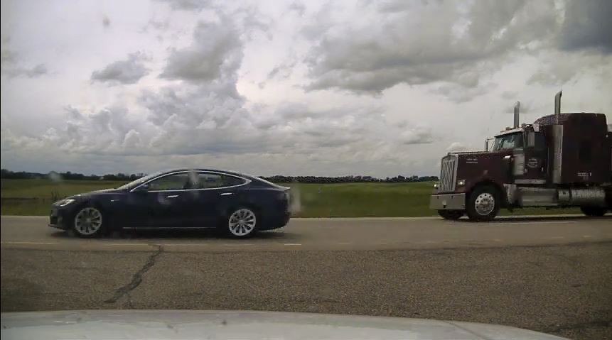 У Канаді автопілот Tesla намагався втекти від поліції. Водій в цей час спав