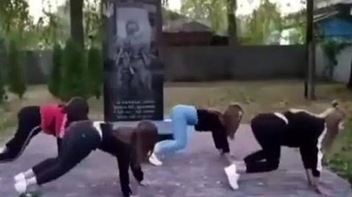Школярки танцювали тверк на пам’ятнику загиблим в АТО: поліція склала адмінпротоколи (ВІДЕО)