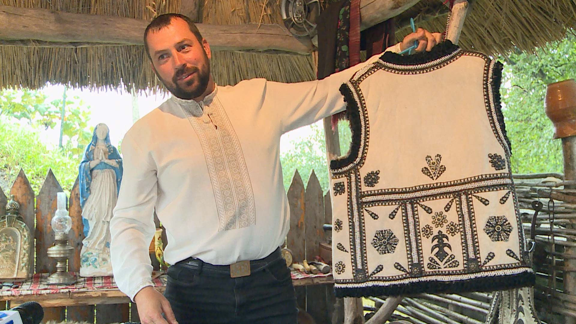 Житель Коломийщини реставрує старовинні кептарі та створює нові (ВІДЕО)