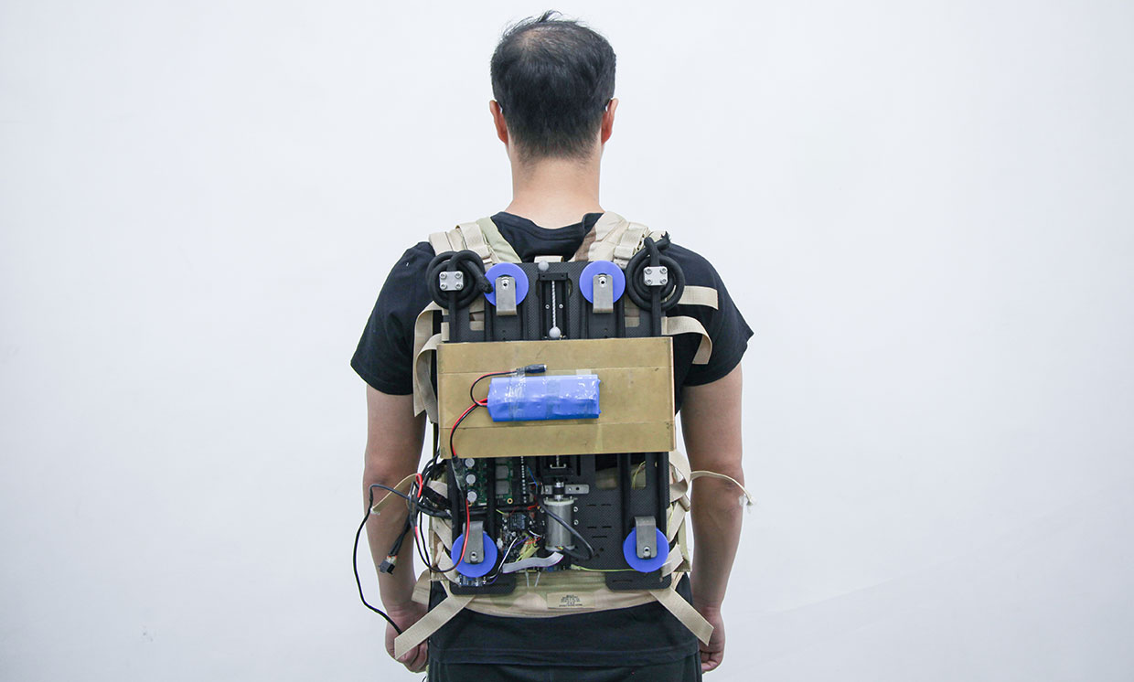 Вчені створили моторизований рюкзак, який знімає частину навантаження з його власника