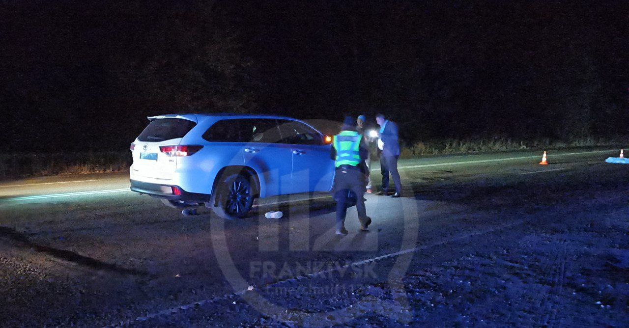 Вночі на дорозі Франківськ-Тисмениця водій Тойоти наїхав на невідомого чоловіка, останній не вижив (ФОТОФАКТ)