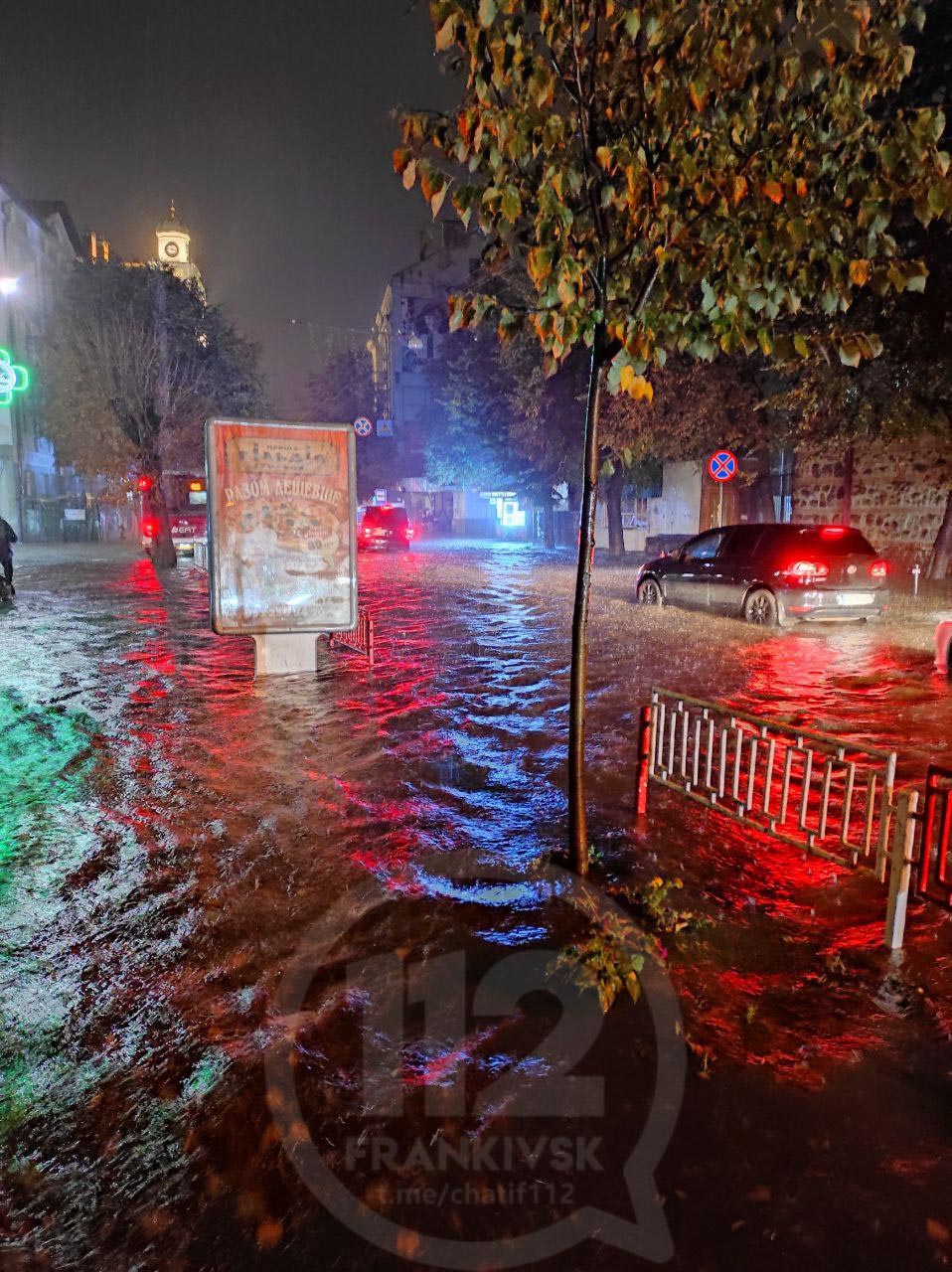 Через тривалу зливу підтоплює вулиці міста: рятувальники вже в роботі (ФОТО, ВІДЕО)