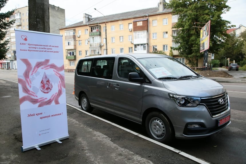 Обласний центр служби крові отримав автомобіль для виїзних днів донора в районах (ФОТО)