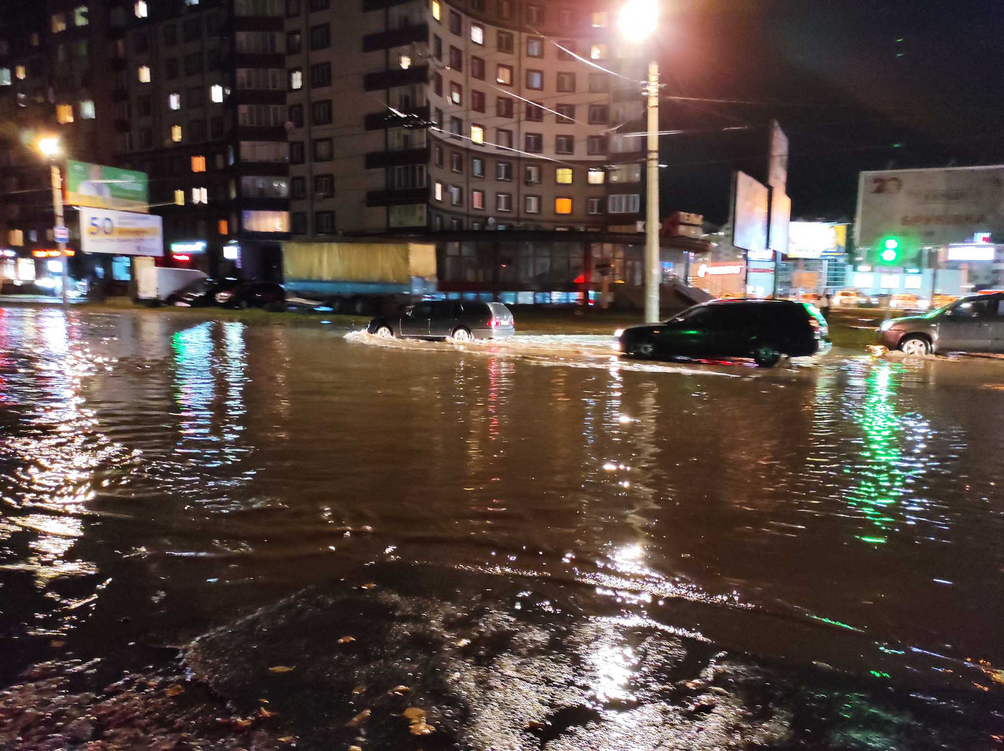 Про загиблих та травмованих інформації немає: рятувальники про руйнівну зливу над Франківськом