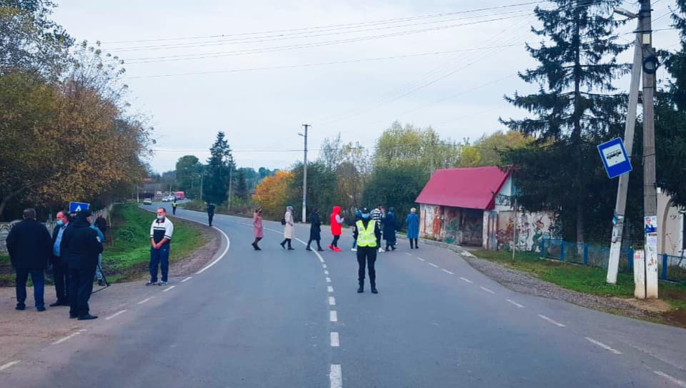 У Тлумацькому районі перекрили дорогу – вимагають ремонту автошляху (ФОТОФАКТ)